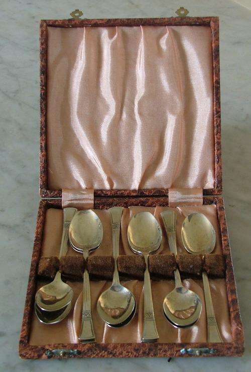Boxed set EPNS teaspoons> Only 11 of set of 12