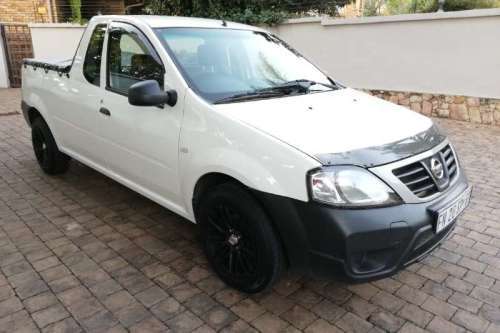 NISSAN NP200 2010+ CARBON LOOK BONNET GUARD