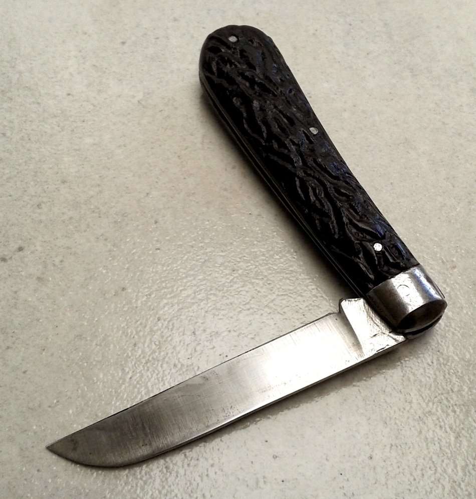 Vintage Taylors Eye Witness Lambsfoot pocket knife. Made in Sheffield, England.