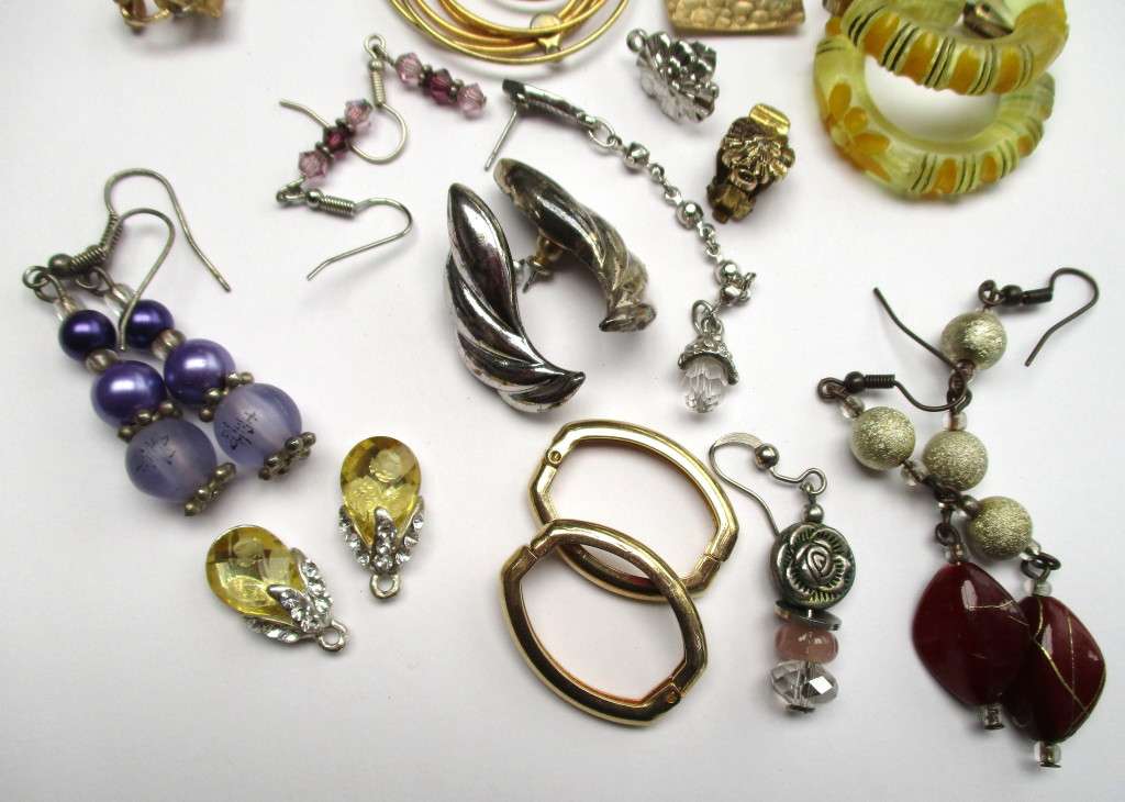 Mixed lot of earrings