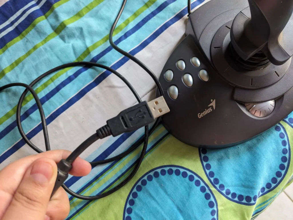 Genius MaxFighter F-31U flight simulator joystick controller