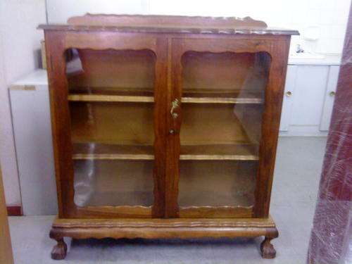 BEAUTIFUL BOOKCASE WITH LOCKABLE GLASS DOORS - PRICE REDUCED!!!!