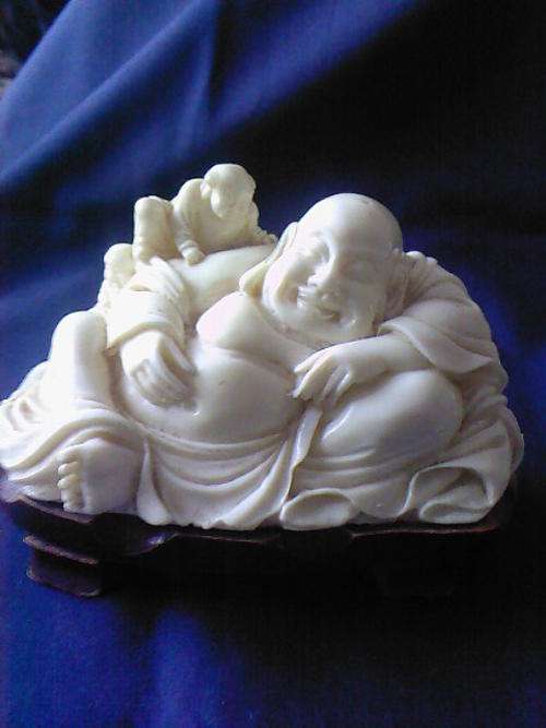 IVORY-COLOURED SMILING BUDDHA WITH CHILDREN