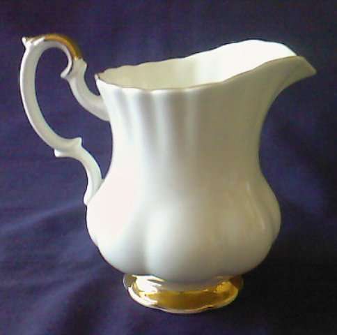 BEAUTIFUL ROYAL ALBERT VAL d'OR CREAMER