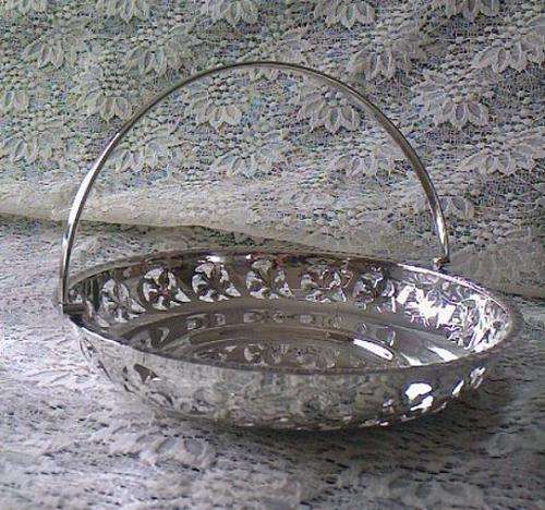 'LOUIS PLATE' BASKET WITH SWIVEL HANDLE