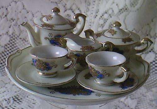 DELIGHTFUL 10PC MINIATURE PORCELAIN TEA SET