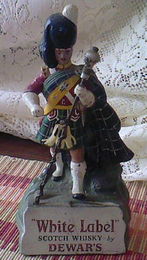 DEWAR'S 'WHITE LABEL' SCOTCH WHISKY MARCHING SCOTSMAN