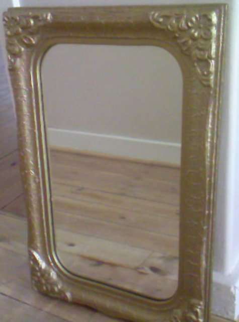 MIRROR IN OLD-FASHIONED GILDED MOULDED GYPSUM FRAME
