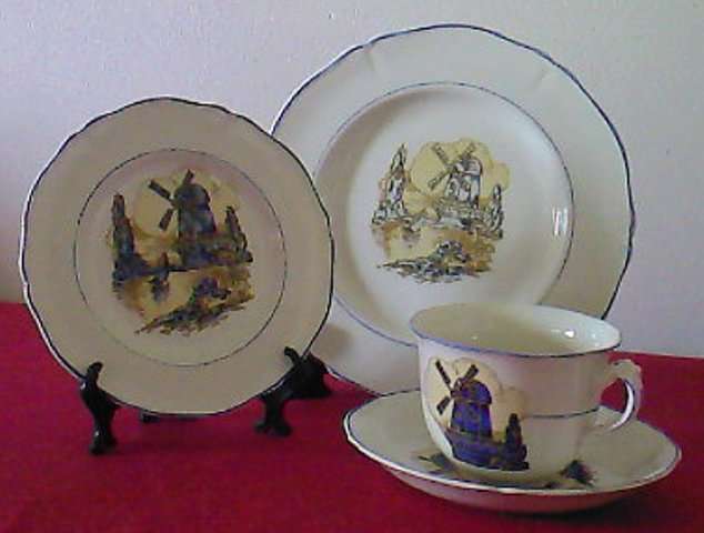 4 PIECES OF ROYAL VENTON WARE (c1923 - 1936)