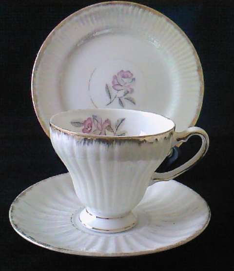 DAINTY MOTHER-OF-PEARL TRIO (ESBEE, CHINA)