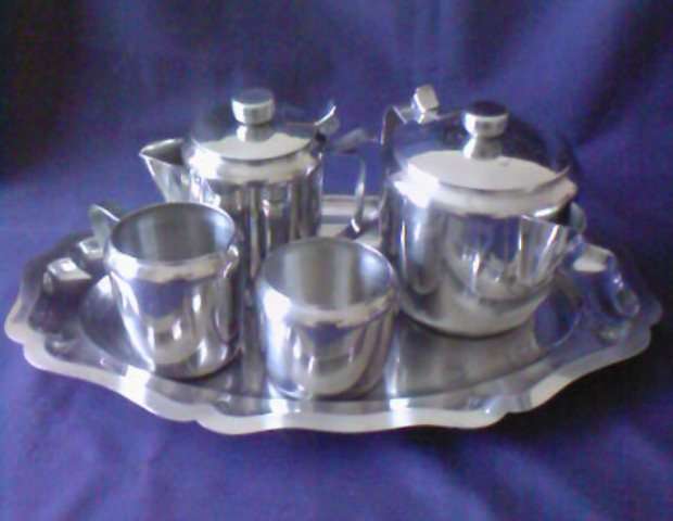 5-pc STAINLESS STEEL TEA SET IN EXCELLENT CONDITION!