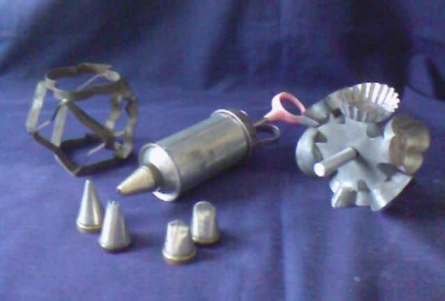 VINTAGE BAKING, ICING & CONFECTION INSTRUMENTS