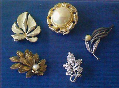 5 PIECES OF COSTUME JEWELLERY (BROOCHES)
