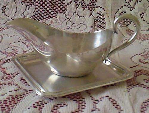ANTIQUE 'ROBERTS & BELK' DAINTY GRAVY BOAT, WITH UNDERPLATE