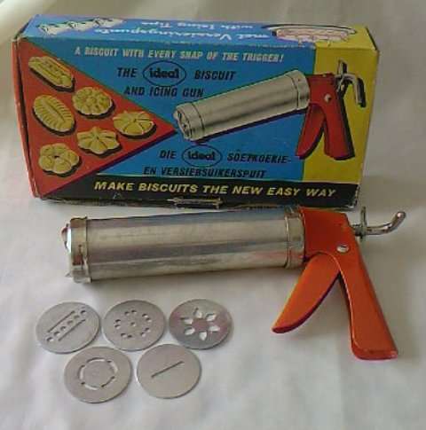 VINTAGE 'IDEAL' BISCUIT & ICING GUN WITH ICING TIPS and BISCUIT PLATES
