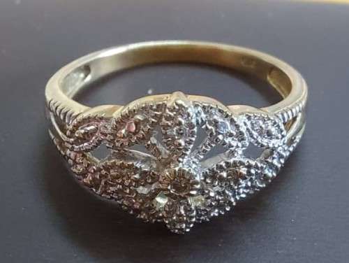 Beautiful 9ct White & Yellow Gold Diamond Ring