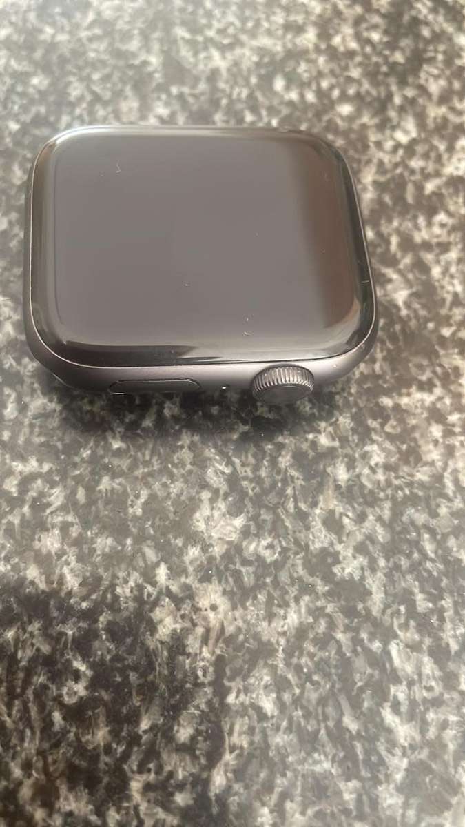 Apple Watch Series 4 | 44mm | Black Watch Straps | Charger