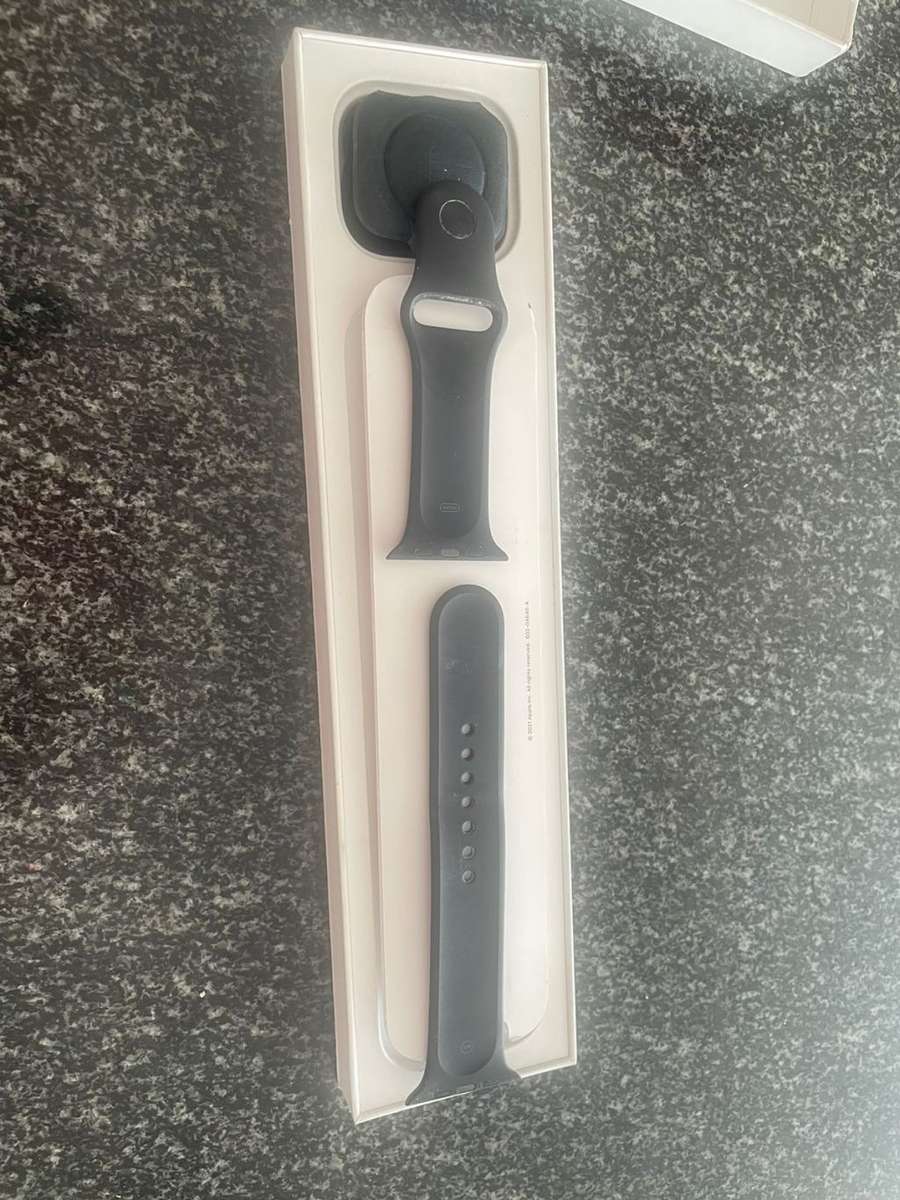 Apple Watch Series 4 | 44mm | Black Watch Straps | Charger
