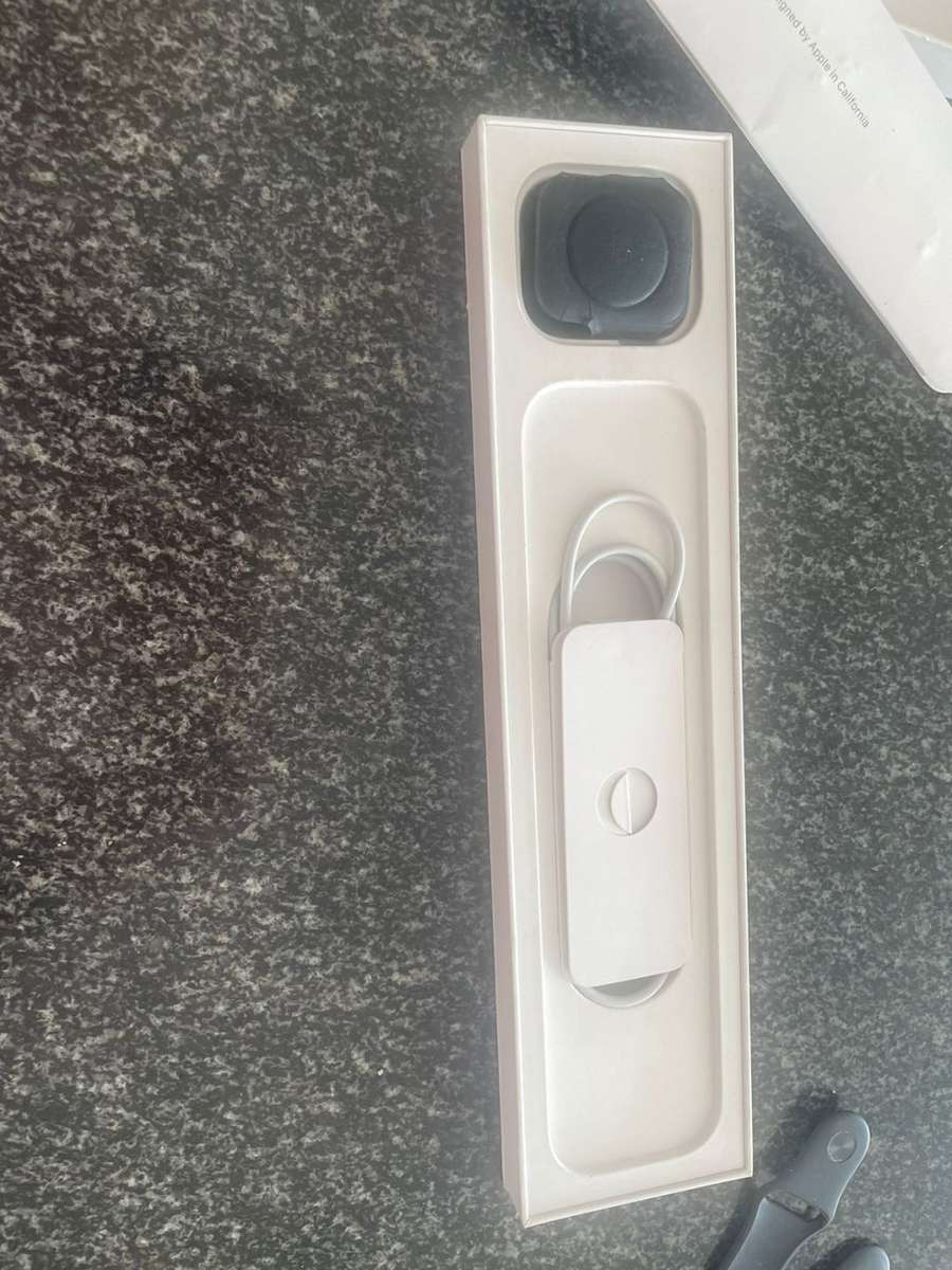 Apple Watch Series 4 | 44mm | Black Watch Straps | Charger