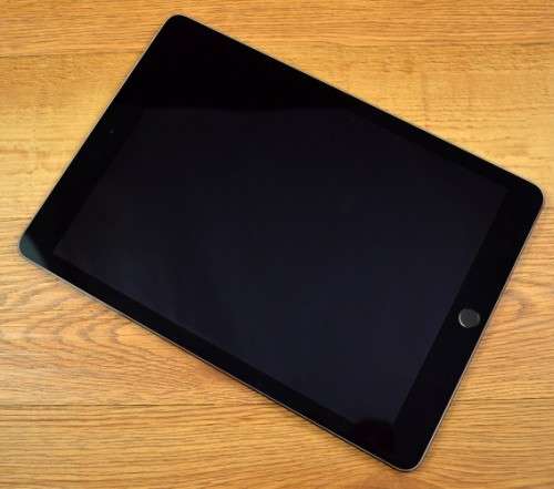 Monstrous iPad Pro 9.7 (A1674)256gb rom, 12mp, 2gb ram, 7406 mAh battery. In prestine condition