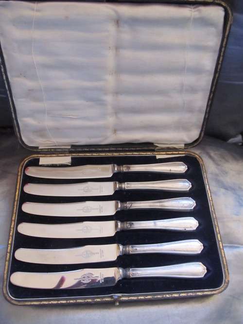 CASED SET OF STERLING SILVER HANDLED KNIVES
