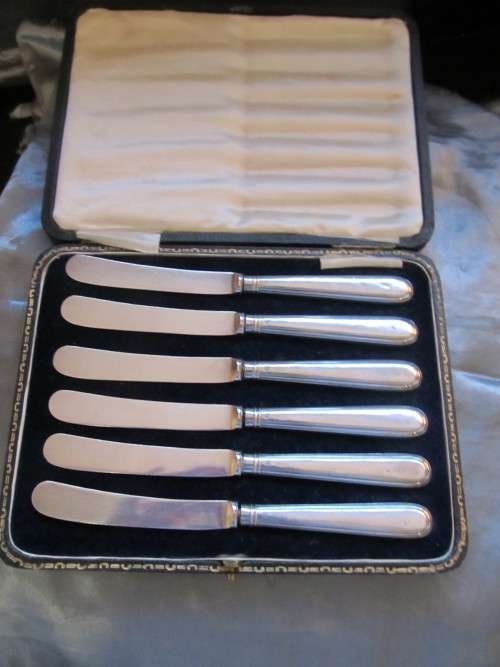 CASED SET OF STERLING SILVER HANDLED KNIVES