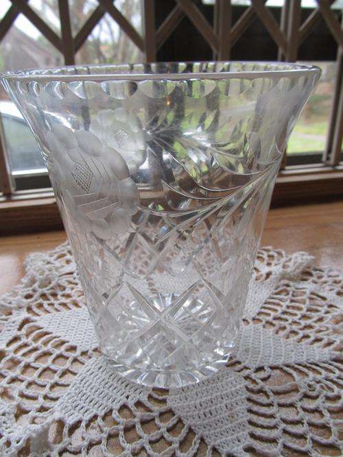 #EXQUISITE# CORONATION ROSE CUT CRYSTAL VASE.