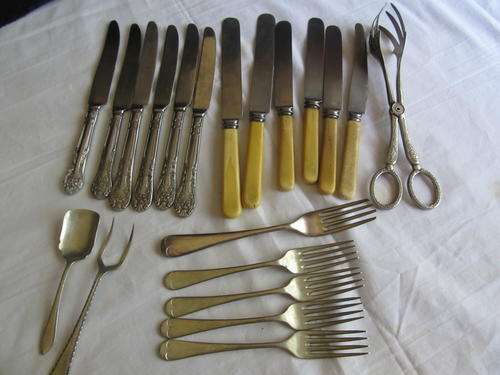 ASSORTMENT OF CUTLERY INCLUDING BONE HANDLED KNIVES