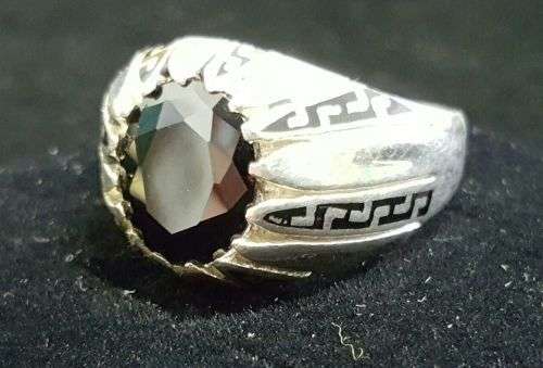 A BEAUTIFUL STERLING SILVER RING SET WITH A 8CT GEM