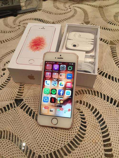 Apple iPhone SE 32GB | Very Clean & Cute| ALL Accessories included **FREE SHIPPING