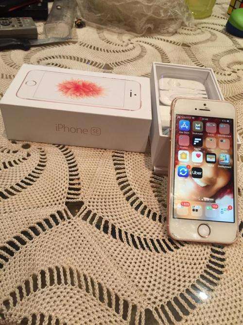 Apple iPhone SE 32GB | Very Clean & Cute| ALL Accessories included **FREE SHIPPING