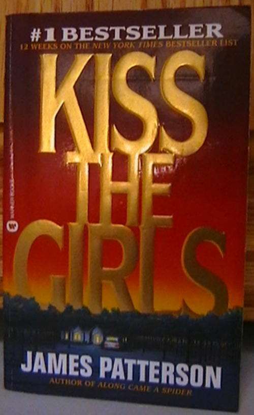 (Great condition) KISS THE GIRLS - JAMES PATTERSON
