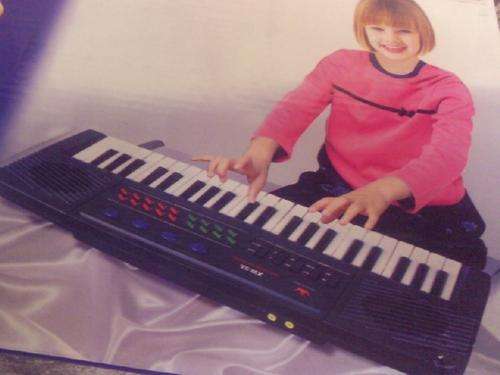 *R700* Large Karyoke Piano - sing along, built in tunes etc. etc.