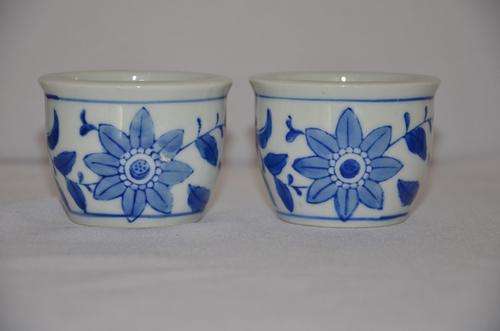 SET OF SMALL BLUE AND WHITE POTS