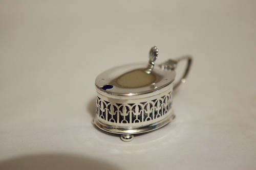 Silver Mustard pot with Blue glass Liner 1922 Birmingham - 32g (Excluding liner)