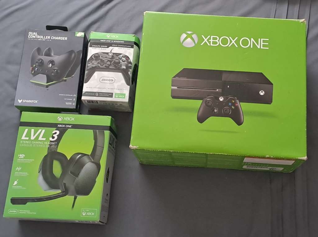 OG Xbox One 500gb (Lady Owned) + LOTS OF EXTRAS