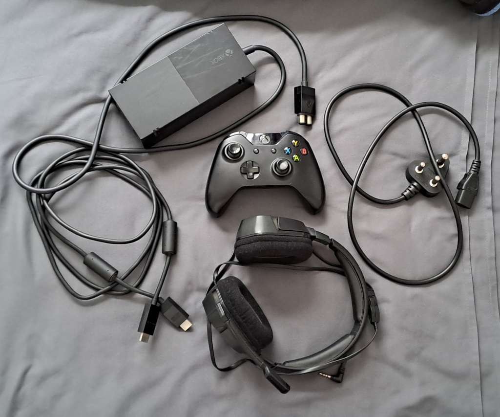 OG Xbox One 500gb (Lady Owned) + LOTS OF EXTRAS