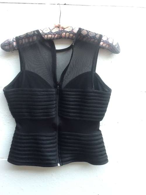 A Beautiful Queenspark Black Top, Medium.