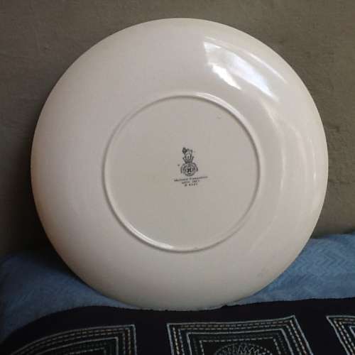 A Royal Daulton Vintage Kangaroo with Joey Display Plate. D 6423.