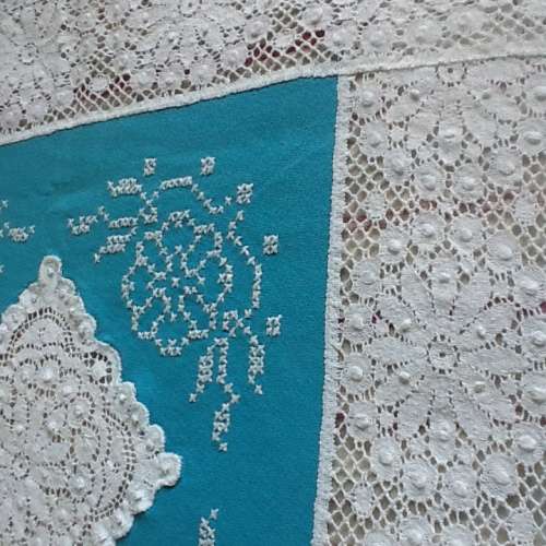 A Lovely Vintage Embroidered Tablecloth with 8 Servettes.  Length 230cm.  Width : 145cm.
