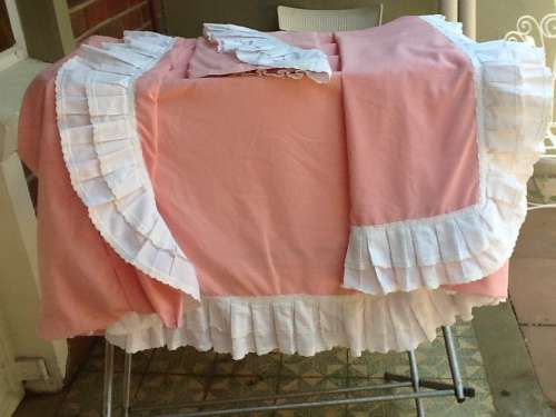 A Vintage Pink Duvet Cover with 1 Lge Pillow Case and 1 Small one. Single or 3/4 Bed.