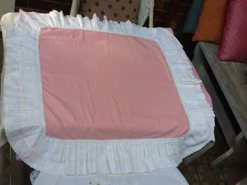 A Vintage Pink Duvet Cover with 1 Lge Pillow Case and 1 Small one. Single or 3/4 Bed.