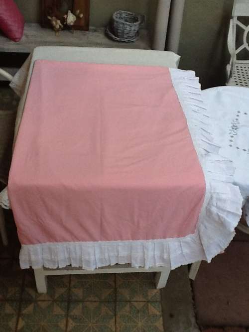 A Vintage Pink Duvet Cover with 1 Lge Pillow Case and 1 Small one. Single or 3/4 Bed.