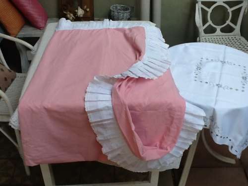 A Vintage Pink Duvet Cover with 1 Lge Pillow Case and 1 Small one. Single or 3/4 Bed.