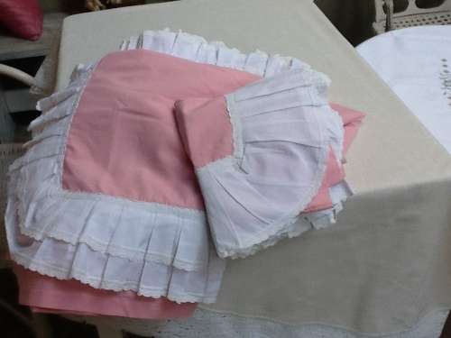 A Vintage Pink Duvet Cover with 1 Lge Pillow Case and 1 Small one. Single or 3/4 Bed.