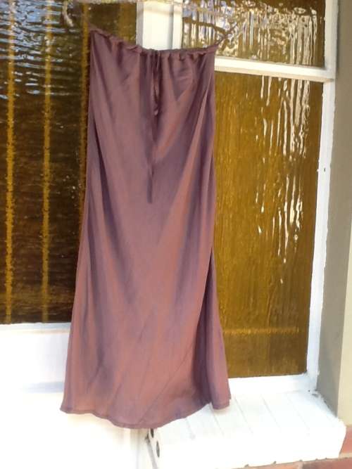 A Pretty Long Skirt , Label : Taliwag. Size 34.