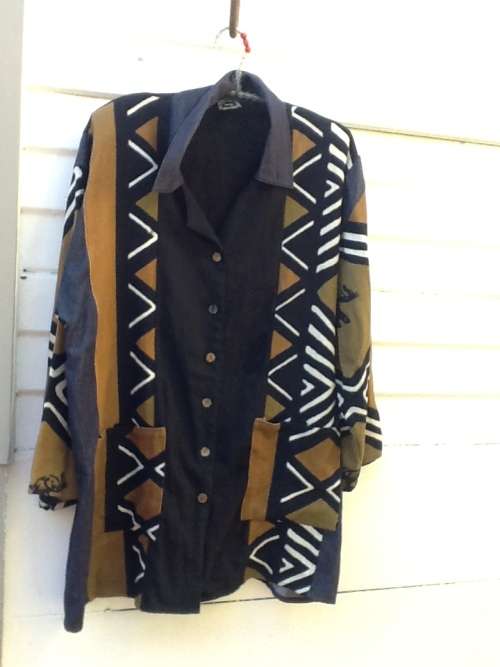 A Large Shirt/Jacket in the African Scene.  Size XL Meetu Magic.