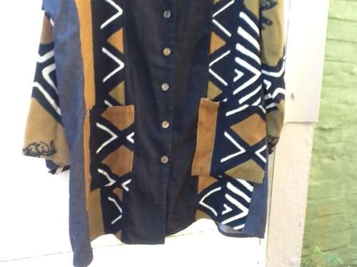 A Large Shirt/Jacket in the African Scene.  Size XL Meetu Magic.