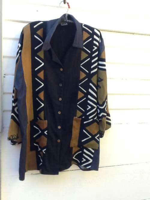 A Large Shirt/Jacket in the African Scene.  Size XL Meetu Magic.