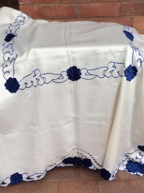 A NEW Large Blue and Cream Tablecloth, Measurements : 270 x 175cm.